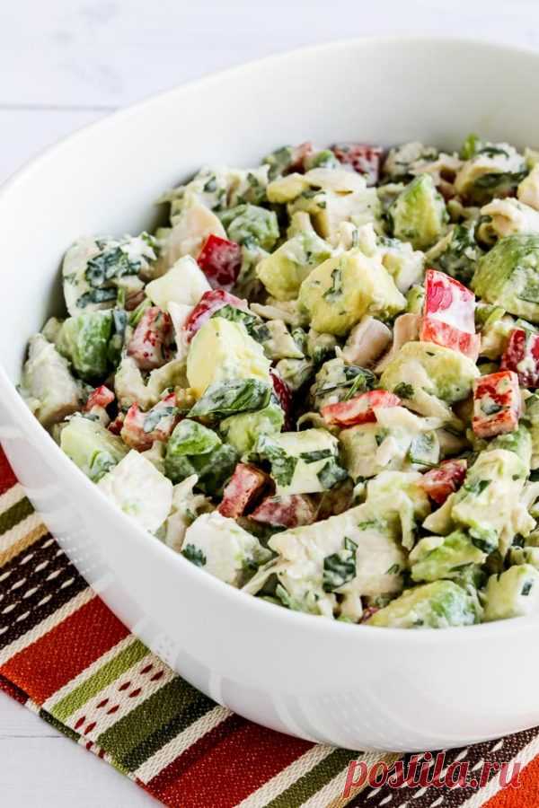 Салат с курицей, сладким перцем, кинзой и сыром