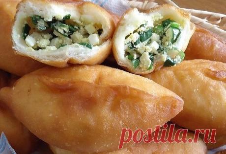 ТОП-7 ЛУЧШИХ РЕЦЕПТОВ ПИРОЖКОВ 

1) Пирожки из творожного теста

ИНГРЕДИЕНТЫ:

Тесто: 
● 250 г. творога;
● 200 г. муки +50 г. на разделку теста;
● 2 яйца; 
● 1 ч.л. соли;
● 2 ч.л. сахара; 
● 1/2 ч.л. соды; 
● растительное масло для жарки пирожков. 

Начинка: 
● 250 гр. куриный фарш; 
● 80 гр. тертый на крупной терке сыр Гауда; 
● 2 ст.л. тертый сыр Пармезан; 
● 20 гр сливочное масло; 
● 4 ст.л. мелко-порезанный зеленый лук; 
● 0.5 ч.л. молотый мускатный орех; 
● Мельничка ...