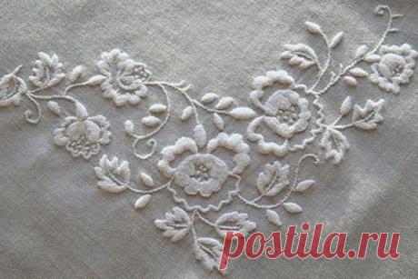 Давайте вспомним или узнаем, какие существуют виды глади:

1.Белая гладь с настилом чаще всего выполняется белыми тонкими нитками (мулине, шелк) на тонких тканях (маркизете, крепдешине, батисте) . Вот самые необходимые приемы этой вышивки: контур узора вышивается швом "вперед иглу" и зашивается плотно прилегающими друг к друг гладьевыми стежками.
Показать полностью…