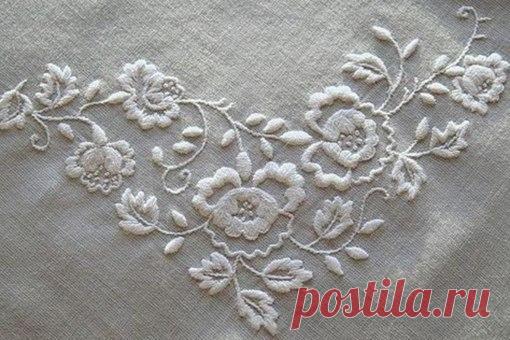 Давайте вспомним или узнаем, какие существуют виды глади:

1.Белая гладь с настилом чаще всего выполняется белыми тонкими нитками (мулине, шелк) на тонких тканях (маркизете, крепдешине, батисте) . Вот самые необходимые приемы этой вышивки: контур узора вышивается швом 