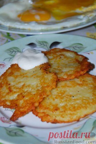 Драники, рецепты с фото на RussianFood.com: 240 рецептов драников и дерунов Драники или деруны – блюдо на основе тёртого картофеля с добавлением муки, яиц, лука. Существуют также драники из кабачков, драники из тыквы. Но самые распространённые всё же драники из картошки, картофельные оладьи. Сегодня все знают и любят драники из картофеля, рецепт этот наибольшую популярность получил в белорусской кухне. Подробней о драниках ...