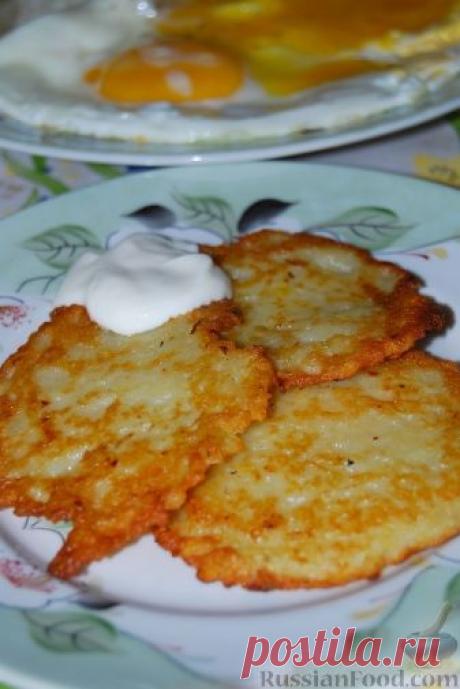 Драники, рецепты с фото на RussianFood.com: 240 рецептов драников и дерунов Драники или деруны – блюдо на основе тёртого картофеля с добавлением муки, яиц, лука. Существуют также драники из кабачков, драники из тыквы. Но самые распространённые всё же драники из картошки, картофельные оладьи. Сегодня все знают и любят драники из картофеля, рецепт этот наибольшую популярность получил в белорусской кухне. Подробней о драниках ...