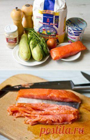 Кабачковые оладьи со сметанным соусом и лососем