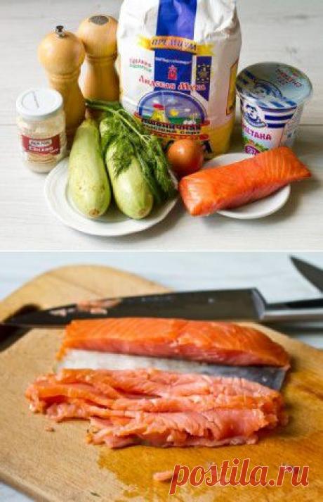 Кабачковые оладьи со сметанным соусом и лососем