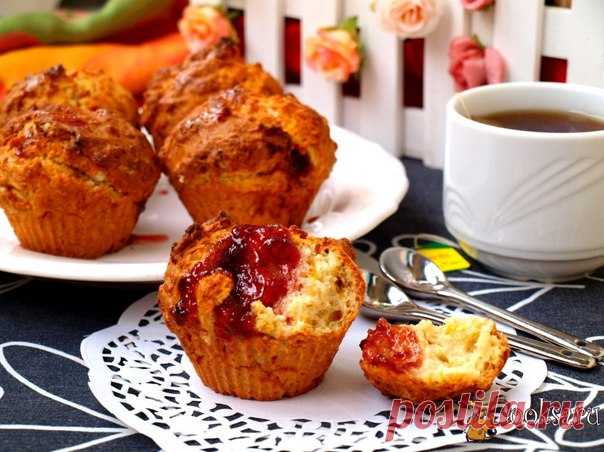 Маффины с джемом на сметане Сегодня испекла маффины с джемом на сметане. Вообще очень люблю такую выпечку и экспериментировать могу бесконечно. Джем я взяла из йошты, но можно взять любой. Очень в тему здесь будет апельсиновый, так как в маффины добавляется апельсиновая цедра, но домашнего у меня нет, а покупной брать не хочется.