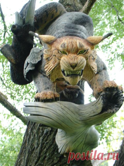 Чтобы разместить скульптуру на стене помещения, автор выбрал сюжет, при котором рысь нападает на свою жертву с дерева.