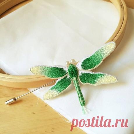 Stump work: A green dragonfly.
By my talented student 深深画卡通．
.
.
.
.
.
.
#embroidery #embroideryart #embroiderypattern  #handmade #craft  #faitmain #broderie #bordado #stickerei #ricamo #자수 #вышивка #刺繍 #刺しゅう  #刺繍部 #embroideryhoop #stitching #hoopart #art #handembroidery #stitch #stumpwork #dragonfly #flower #green