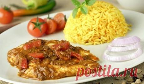 Курица Карри

Ингредиенты:

2 куриных грудки
половинка зеленого перца
3 ч.л. порошка карри
1 луковица
2 зубчика чеснока
1 ст.л. томатной пасты
соль
2 ст.л. оливкового масла
210 мл воды

Как готовить:

1. Подогреть растительное масло.
2. Почистить и мелко нарезать лук.
3. Обжарить лук.
4. Почистить чеснок.
5. Порезать чеснок.
6. Добавляем чеснок к луку и обжарить их вместе до мягкого состояния.
7. Высыпать порошок карри в отдельную посуду.
8. Добавить в карри томатную пасту...