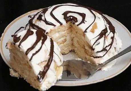 ТОРТ "ТВОРОЖНОЕ ЧУДО"
Ингредиенты:
Для теста:
· 3 ст. ложки сиропа или меда,
· 3 яйца,
· 2.5 стакана муки (можно 3),
· 2/3 стакана сахара,
· 1/2 ч.л. разрыхлителя.
Для крема:
· 800 гр сметаны 20 %,
· 600 грамм творожной массы (или творог+сахар)
Приготовление:
Делаем тесто - взбить яйца, сахар, сироп. Добавить разрыхлитель. Всыпать муку и замесить тесто. Оно будет слегка липнуть к рукам.
Разделить тесто на 3 части и каждую на пергаменте раскатать в пласт 0.5 см толщиной. Порезать на полоски ширин