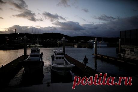 Более 10 судов в Японии пострадали от цунами. Более 10 судов в Японии были опрокинуты или утонули после цунами. Еще одно судно унесло в открытый океан. Больше всего от удара стихии пострадали порты префектуры Коти на японском острове Сикоку. Цунами принесло волны высотой более метра. Не исключен повторный прилив с еще большими волнами.