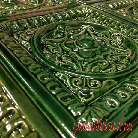 Изразцовая колонна в ресторане | Vesta