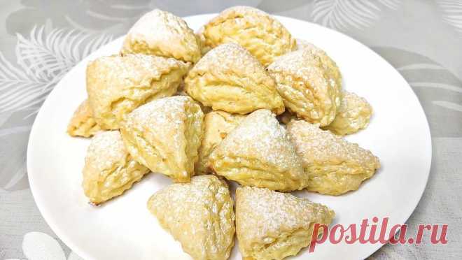 Мягкое печенье на кефире с творожной начинкой.
Для приготовления творожного печенье на кефире, понадобится творог для начинки и кефир для теста. Рецепт не сложный, по этому приготовьте печенье из творога к чаю и порадовать близких.
Ингредиенты:
Тесто:
кефир 2.5%- 125 мл
сливочное масло - 125 гр
сахар - ст.л
разрыхлитель - 1 ч.л
соль - щепотку
желток - 1 шт
мука - 280-290 гр
Начинка:
творог - 300 гр
желток - 1 шт
сахарная пудра - 2 ст.л
крахмал - 1 ст.л
сметана - 1 ст.л
Пош...