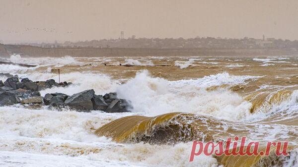 Шторм повредил газопровод в городе Саки в Крыму