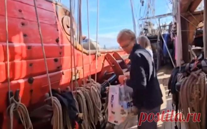 Жители острова в Испании передали воду на фрегат, который не пустили в ЕС. Фрегат «Штандарт» шел в Испанию на фестиваль, но после просьбы проукраинских активистов власти страны запретили ему вход в порты. На судне заканчивались вода и еда, экипажу помогли жители испанского острова