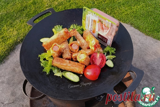 Сосиски в лаваше на садже. На природе еда вкуснее. Готовим сосиски из индейки в лаваше на садже. Сажд - это большая чугунная сковорода. 
 Шикарное произведение дачной утвари для приготовление блюд для большой компании.