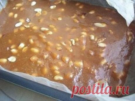 Щербет с арахисом
1. Арахис 1 стакан 2. Молоко 1 стакан 3. Сахар песок 3,5 стаканов 4. Масло сливочное 80 грамм
Шаг 1 Для сытного десерта лучше брать молоко максимальной жирности. В посуду выливаем молоко и добавляем туда 3 стакана сахара (0,5 ст. оставить на потом). Постоянно помешивая, ставим молоко на маленький огонь и увариваем 30 минут.
Шаг 2 Арахис также необходимо поджарить на сковороде до золотистого цвета, чтобы шелуха легко снималась.
Шаг 3 Дошла очередь и до отложенной час