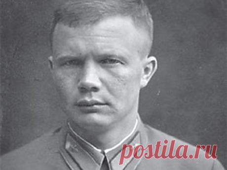 Откуда взялись слухи, что сын Хрущёва был расстрелян за измену Родине Леонид Хрущев пошел добровольцем в армию еще во время советско-финской войны. В 1943 г. он был уже старшим лейтенантом гвардии, летчиком-истребителем. В марте он отправился на боевое задание, с которого не вернулся. В апреле Сталин приказал считать его погибшим.