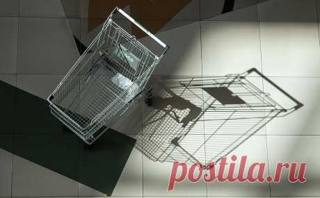 Владелец «Пятерочки» связал падение спроса на продукты с отъездом россиян. Снижение спроса на продовольствие в последнем квартале 2022 года связано с миграционным оттоком населения в начале осени, сообщила в отчетности X5 Group. Но это не помешало компании нарастить продажи