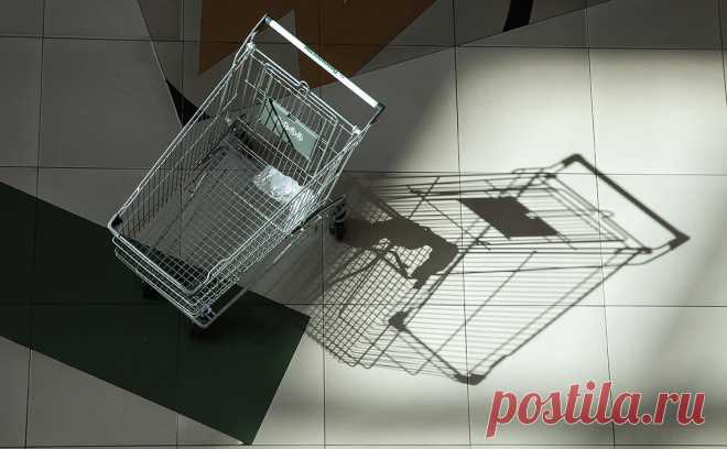 Владелец «Пятерочки» связал падение спроса на продукты с отъездом россиян. Снижение спроса на продовольствие в последнем квартале 2022 года связано с миграционным оттоком населения в начале осени, сообщила в отчетности X5 Group. Но это не помешало компании нарастить продажи