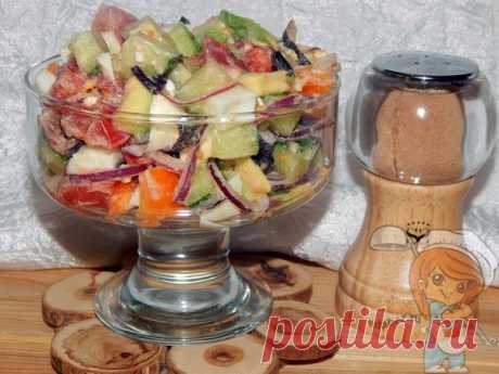 Простой вкусный салат с авокадо - пошаговый рецепт с фото Салат с авокадо, сыром и овощами не только вкусный, но и полезный. Блюдо можно приготовить на любой праздник. Ингредиенты простые: перец, сыр, авокадо, помидоры, огурец