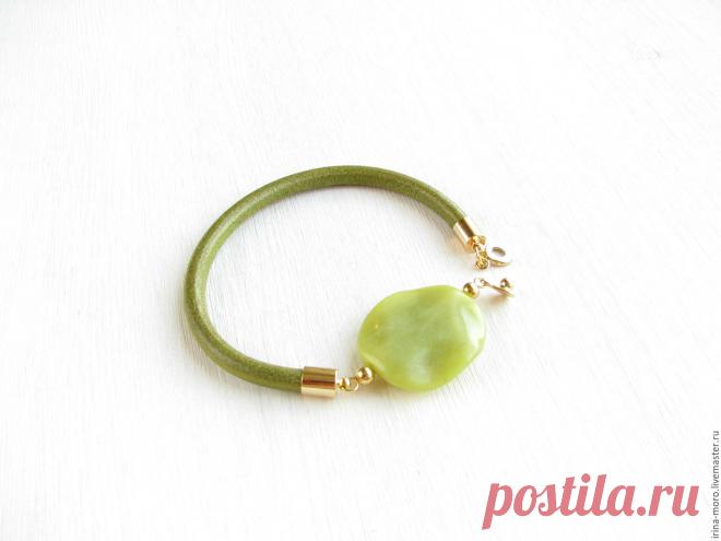 Браслет ручной работы "Дубрава". Стильный, дизайнерский, салатовый браслет с нефритом. Браслет из нефрита.
Браслет салатовый "Дубрава" с очень красивым оливковым нефритом и салатовым кожаным испанским шнуром. Размер кожаного браслета будет отрегулирован на Ваше усмотрение. Браслет из нефрита прекрасно подойдет в подарок для любимого человека. Браслет ручной работы одно из самых интересных и стильных украшений.
Зеленый браслет. Браслет с нефритом. Ирина Моро.