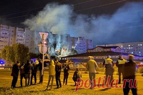 Число погибших при падении Су-34 возле жилого дома в Ейске выросло до 15. Число погибших при крушении истребителя Су-34 возле жилого дома в Ейске Краснодарского края выросло до 15 человек. Об этом журналистам сообщила заместитель губернатора региона Анна Минькова. По ее словам, в больнице скончался пострадавший, получивший ожоги. Ранее также сообщалось о росте числа пострадавших до 26.