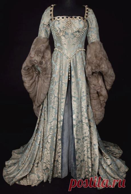 (3) Dress worn to the coronation of Edward VII, 1902 From the Chicago History Museum | doll