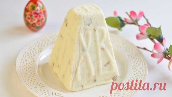 Ингредиенты: Творог 9% 350 г
Сметана 20% 150 г
Яйцо 2 шт
Сахар 100 г
Ванильный сахар 2 г
Изюм 100 г
Цукаты 150 г
Приготовление:

Натираем творог через сито, отделим белки от желтков.
Добавим в желтки сахар.
Добавим масло и сметану.
Тщательно перемешиваем все ингредиенты до однородной массы.
добавим ванильный сахар и перемешаем.
Соединим творог и получившуюся массу. + изюм и цукаты. Снова  тщательно перемешаем.
Формочку для выпечки выстилаем марлей и выкладываем  творожную массу