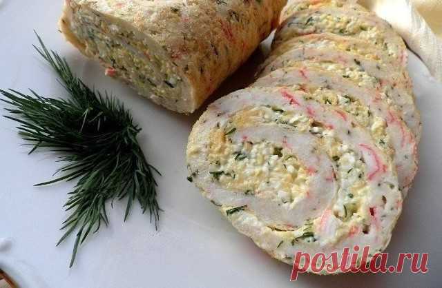 Рулет из крабовых палочек в лаваше

Очень вкусная, нежная и яркая закуска в виде рулета. Украсит как праздничный день, так и выходной.

Ингредиенты:

- 200 г крабовых палочек
- 5 яиц
- 3 столовых ложек молока
- 5 столовых ложек муки
- 2 столовые ложки масла растительного
- 150 г сыра
- 3 вареных яйца
- 4 зубчика чеснока
- 100 г майонеза
- зелень укропа 
- соль – по вкусу

Приготовление:

Яйца разбить в кастрюлю. Добавить к ним муку, масло растительное, молоко, соль по вкус...