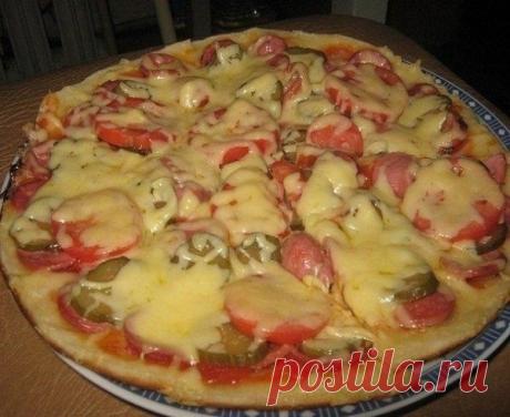 Домашняя пицца топ-5 рецептов

1) Быстрая пицца на сковороде 

Ингредиенты: 
- сметана 100 мл 
- кефир 100 мл 
- пищевая сода 1 ч. л. 
- мука 1 стакан 
- желтки яичные 2 шт. 
- специи по вкусу 
- колбаса 150 г 
- помидоры черри 5 шт. 
- морковка по-корейски 70 г 
- сыр 150 г 

Приготовление: 
Готовим начинку: нарежь помидоры кольцами, а бекон или колбасу – маленькими кусочками. Далее нарезаем мелко морковь по-корейски. Все продукты перемешиваем в миске. Теперь смешиваем см...