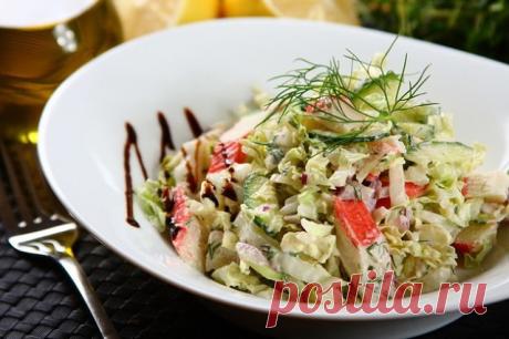 Салат с крабовыми палочками и овощами
Крабовые палочки отлично сочетаются с пекинской (китайский) капустой. Попробуйте хрустящий салат с крабовыми палочками, свежими огурцами, репчатым луком и пекинской капустой.
Смотреть рецепт: https://ok.ru/podborkaiz
