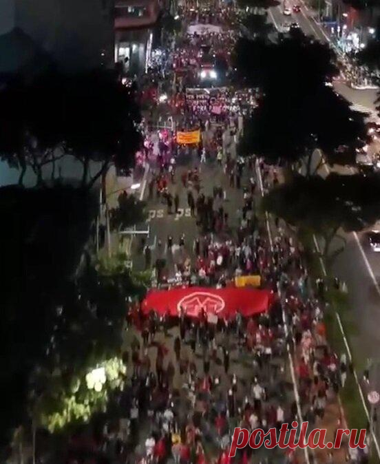 А тем временем в мире…. мировые новости.
Бразилия. Митинги против президента Болсонару и его коронавирусной политики. Протестующие, как пишет местная пресса, призывали к закупке вакцин, к оказанию экстренной помощи населению, к соблюдению прав граждан на достойное образование и здравоохранение Скрин с видео взятого с открытых источников Скрин с видео взятого с открытых источников Вчера Борис...
Читай пост далее на сайте. Жми ⏫ссылку выше