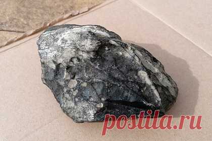 Мужчина нашел метеорит стоимостью 130 тысяч долларов. Житель Уэльса курил на заднем дворе дома и увидел яркую вспышку в небе. Мужчина понял, что это метеорит. Огненный шар пролетел над его домом так низко, что его «можно было бы сбить футбольным мячом», и погас. С тех пор валлиец полтора года искал метеорит и нашел его на фермерском поле.