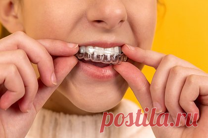 Врач назвала разрушающие зубы продукты. Стоматолог-ортодонт Мария Михайлова назвала три продукта, разрушающие зубы. Такими она посчитала иван-чай, маринованные огурцы и козинаки. Все они вредят зубной эмали, подчеркнула специалистка. Чтобы избежать неприятных последствий, Михайлова порекомендовала чистить зубы или полоскать рот после этих продуктов.