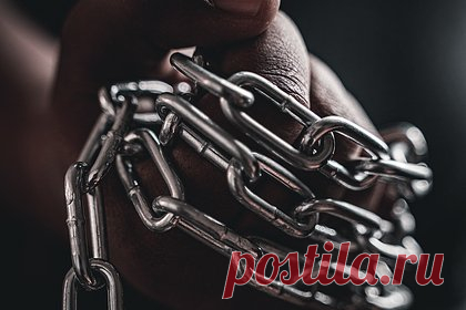 Россиянин посадил собутыльника на цепь и запер в погребе ради оформления ИП. В Новосибирской области следователи завершили расследование уголовного дела в отношении местного жителя, который посадил собутыльника на цепь и запер в погребе. Мужчина проходит обвиняемым по двум статьям. Теперь его дело направлено в Черепановский районный суд Новосибирской области для рассмотрения по существу.