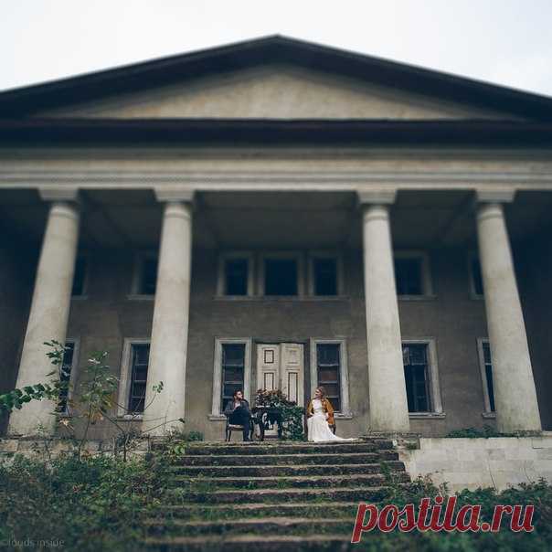 Соколиная охота в окрестностях особняка, свадебная церемония в руинах старинного флигеля, ужин настоящих аристократов и самое романтичное чаепитие на закате. Вся серия: