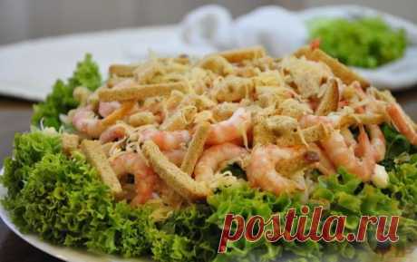 Салат «Цезарь» с креветками, крабовыми палочками и огурцом, рецепт с фото — Вкусо.ру