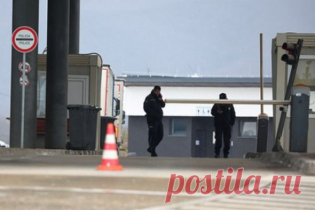 Сербский политик заявил о растущей напряженности в Косово. Ситуация с Косов усложняется, сообщил сербский политик, председатель Русской партии в Сербии Слободан Николич. В разговоре с «Лентой.ру» он высказался о напряженности между Белградом и Приштиной. Ранее стало известно, что власти непризнанного Косово закрыли крупнейший контрольно-пропускной пункт (КПП) «Мердаре».