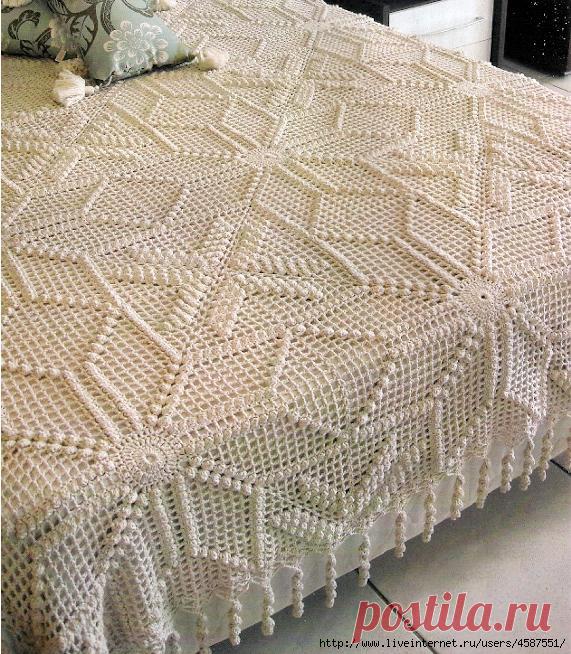 Несколько красивых пледов.