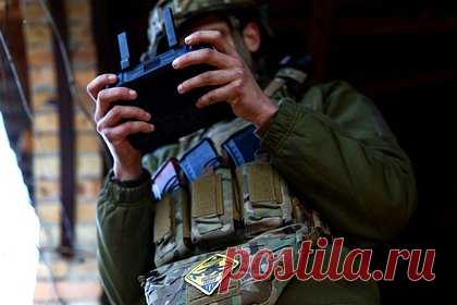ВСУ сбросили снаряд в российском приграничном регионе. Вооруженные силы Украины (ВСУ) сбросили снаряд в 200 метрах от госграницы России. Вечером 17 мая коптер со стороны Украины сбросил снаряд на автомобильный пропускной пункт Суджа в Курской области. Отмечается, что пострадали два пограничника. Они получили осколочные ранения и были доставлены в больницу.