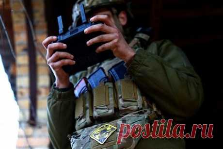 ВСУ сбросили снаряд в российском приграничном регионе. Вооруженные силы Украины (ВСУ) сбросили снаряд в 200 метрах от госграницы России. Вечером 17 мая коптер со стороны Украины сбросил снаряд на автомобильный пропускной пункт Суджа в Курской области. Отмечается, что пострадали два пограничника. Они получили осколочные ранения и были доставлены в больницу.