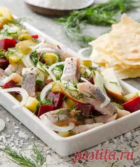 Салат с соленым огурцом и сельдью по-литовски (не шуба). Рецепт-песня + особая заправка! | В саду у Валентинки | Яндекс Дзен