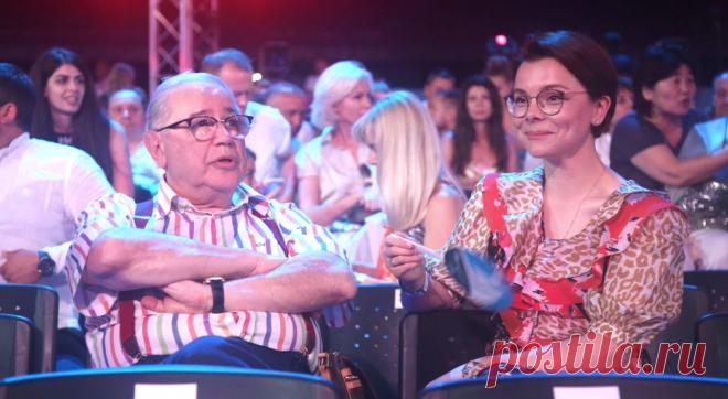 «Вот это красотка!» 31-летняя возлюбленная 74-летнего Евгения Петросяна выложила смелое фото с пляжа . Милая Я