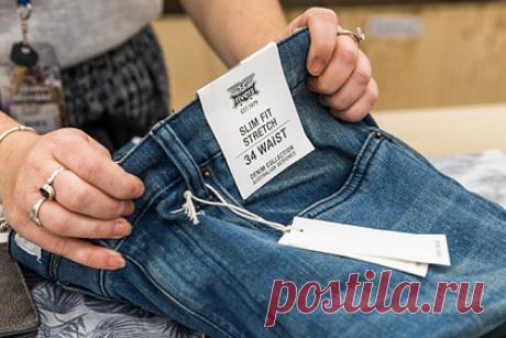 Раскрыты причины разницы размера карманов на мужских и женских джинсах. Модельер Эмили Келлер раскрыла три причины, по которым карманы на женских джинсах традиционно делают меньше, чем на мужских. В первую очередь, таким образом производители экономят на материалах из-за их высокой стоимости. Из-за тренда на быструю моду фабрикам не выгодно создавать функциональную одежду.