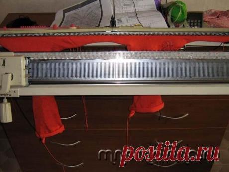 Урок вязания на вязальной машине. Обработка горловины планкой с ажурными дорожками.