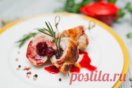 Рулетики из индейки с клюквенным соусом - KitchenMag.ru Вкусное и полезное мясо индейки с оригинальной начинкой из бекона и чернослива в неповторимом кисло-сладком клюквенном соусе – отличная запуска для вашего новогоднего стола.
