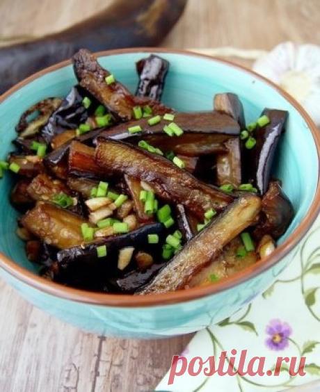 Закуска из баклажан за 15 минут.
Родственники не могли оторваться, очень интересный вкус! Ну и готовить легко и просто!
Вам потребуется:
На 3 небольших баклажана:
4 -6 зуб чеснока
2-3 ст л соевого соуса
0,5 чл сахара
Всё!)))
Как готовить: 
1. Баклажаны нарежьте на небольшие брусочки.
2. На сковороде разогрейте раст масло (2-3 ст л), поджарьте мелконарезанные 2 зубчика чеснока. Добавьте баклажаны, обжарьте. Всыпьте сахар и влейте соевый соус. 
3. Жарьте еще минут 5 до приоб...