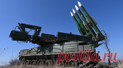 Средствами противовоздушной обороны: в МО РФ заявили о восьми сбитых баллистических ракетах за сутки. Российские средства противовоздушной обороны за сутки сбили восемь баллистических ракет, шесть управляемых авиационных бомб JDAM производства США и 45 беспилотных летательных аппаратов самолётного типа. Об этом заявили в Минобороны РФ. По данным ведомства, авиация, ударные БПЛА, ракетные войска и артиллерия группировок войск ВС РФ нанесли поражение инфраструктуре военных аэродромов, объектам…