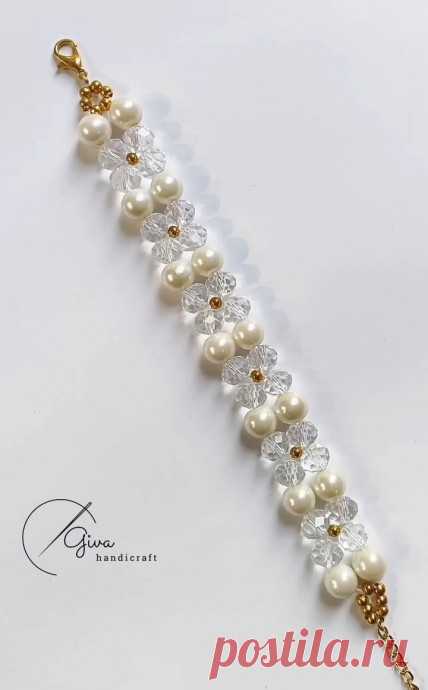 ​Браслет из горного хрусталя и жемчуга Браслет из горного хрусталя и жемчугаМожно использовать как настоящие камни, так и искусственные бусины.