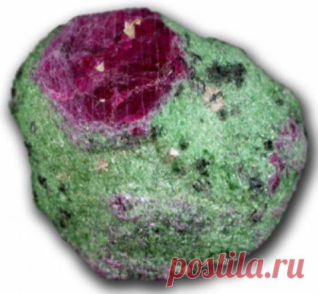 Камень Цоизит: Магические свойства и Значение у знаков Зодиака (Фото)